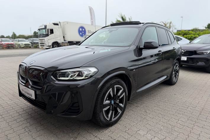 Grå BMW iX3 fra 2023
