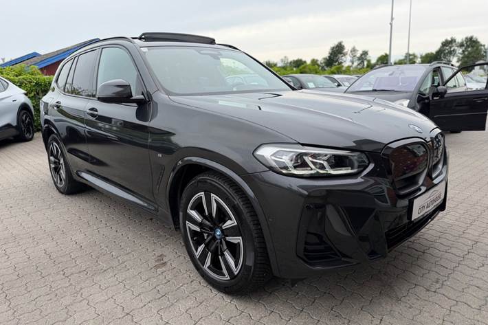 Grå BMW iX3 fra 2023