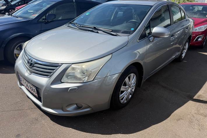 Grå Toyota Avensis fra 2010