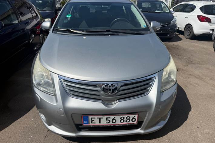 Grå Toyota Avensis fra 2010