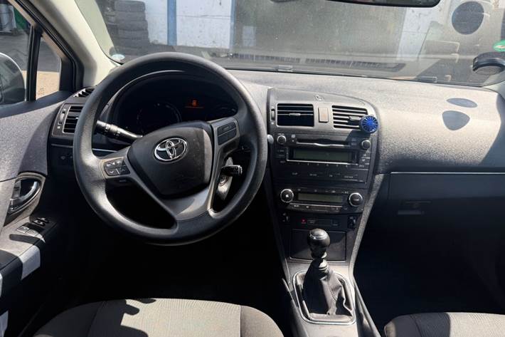 Grå Toyota Avensis fra 2010