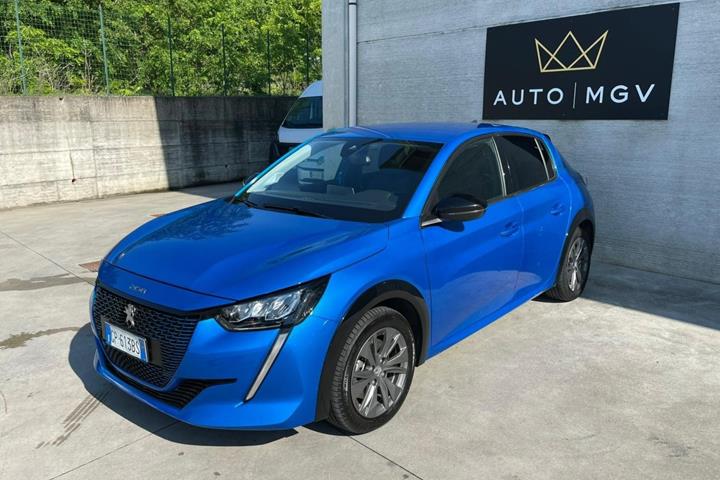 Blå Peugeot e-208 fra 2023 set udefra