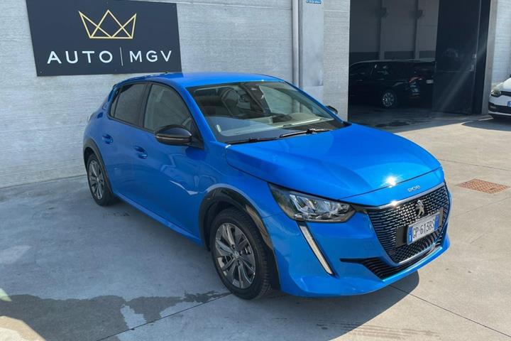 Blå Peugeot e-208 fra 2023