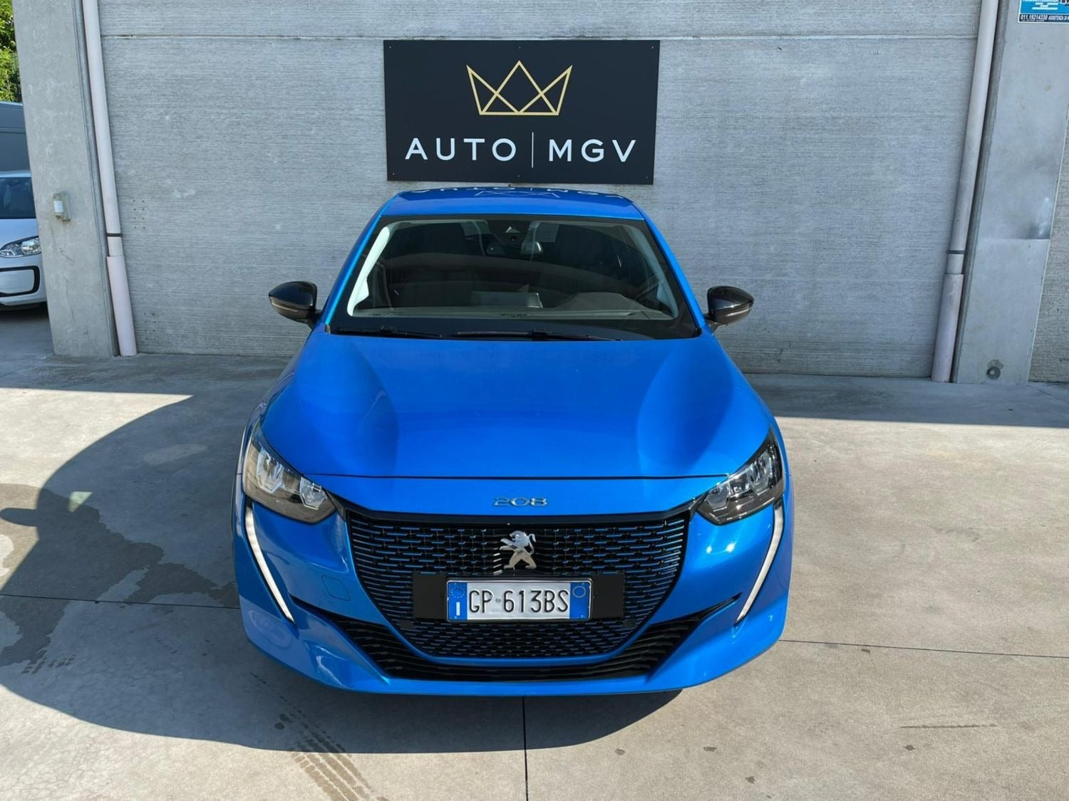 Blå Peugeot e-208 fra 2023
