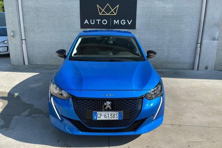 Blå Peugeot e-208 fra 2023