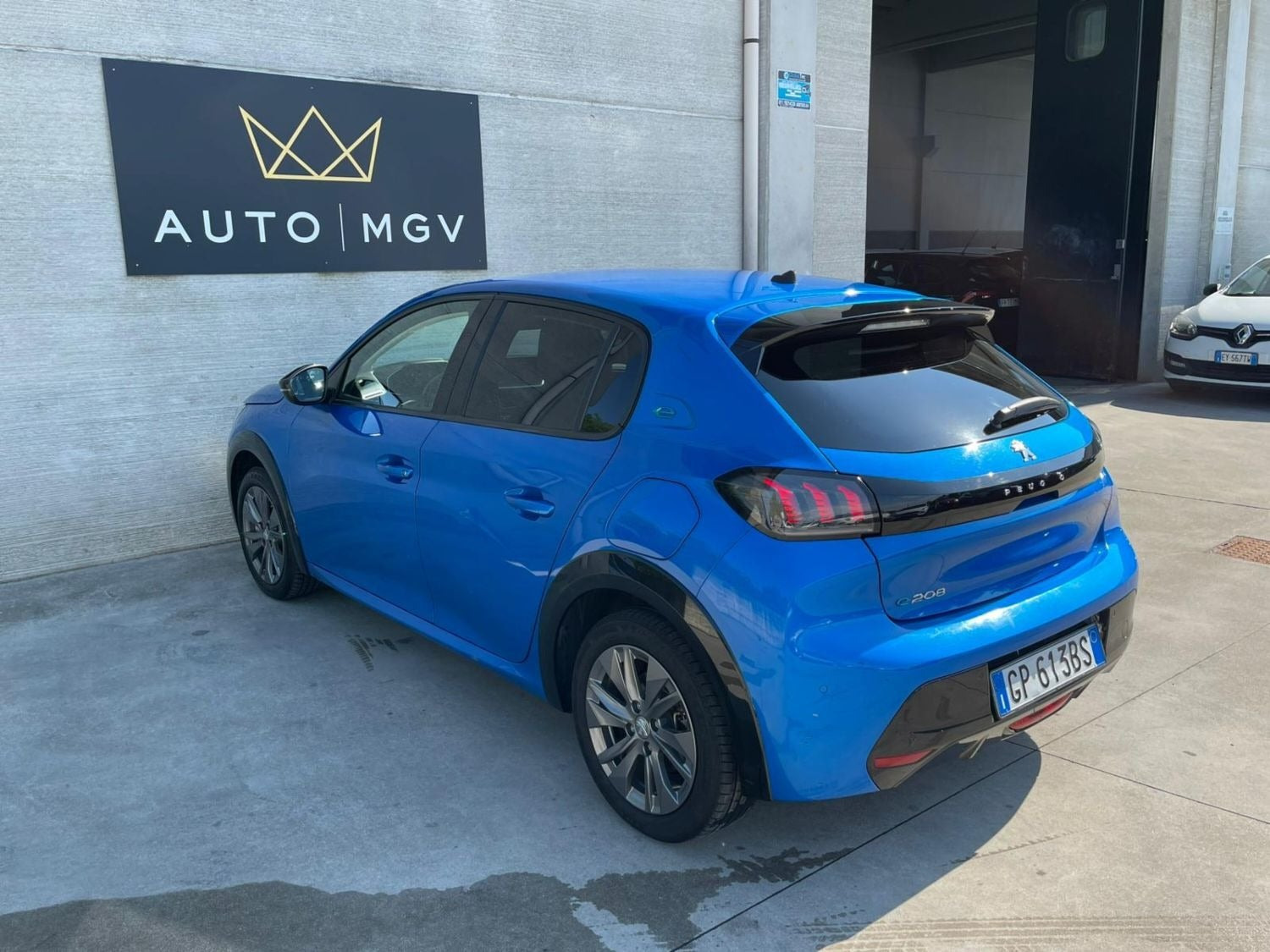 Blå Peugeot e-208 fra 2023