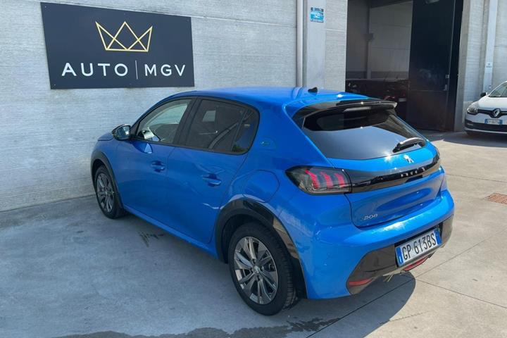 Blå Peugeot e-208 fra 2023