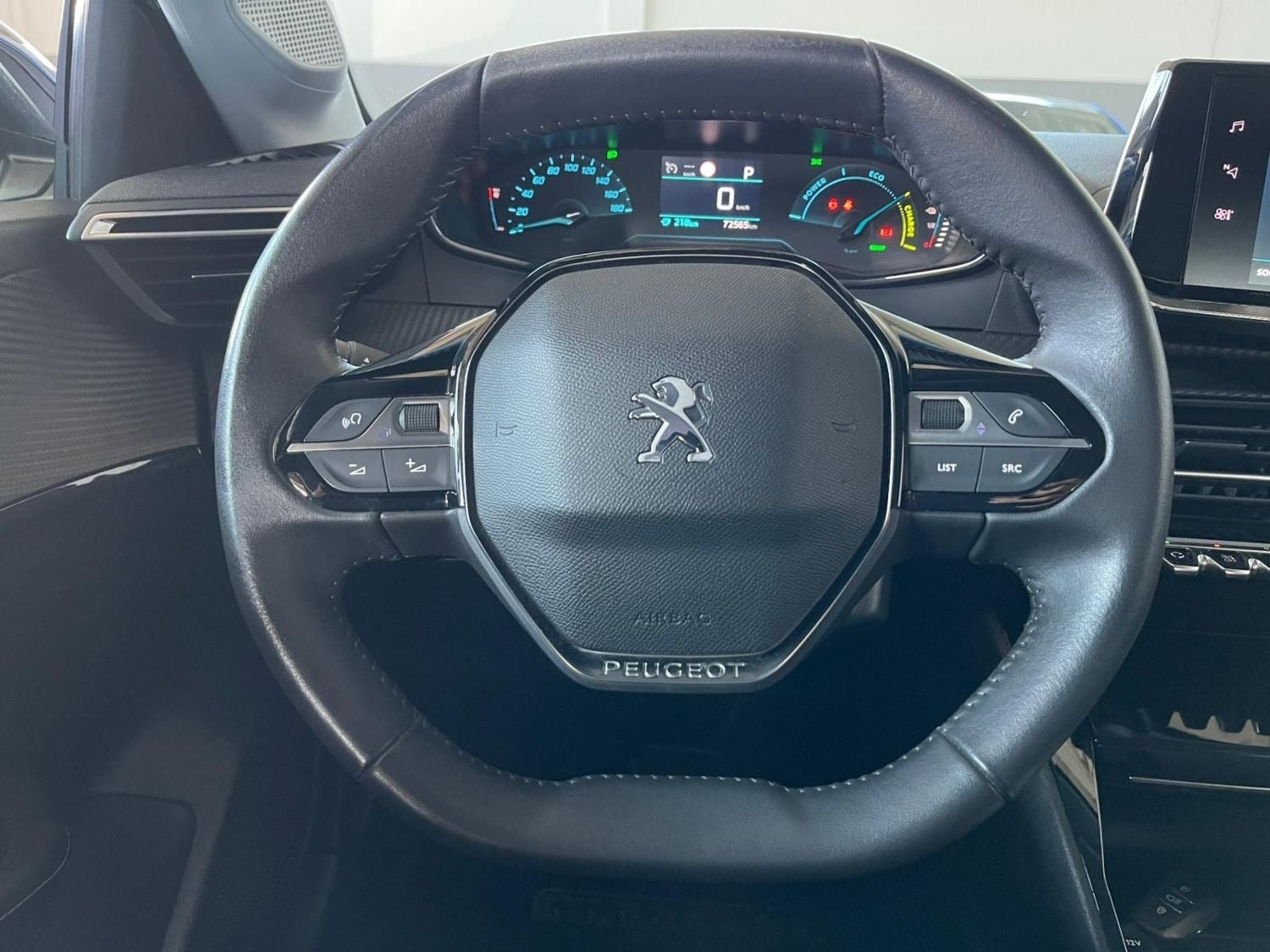 Blå Peugeot e-208 fra 2023