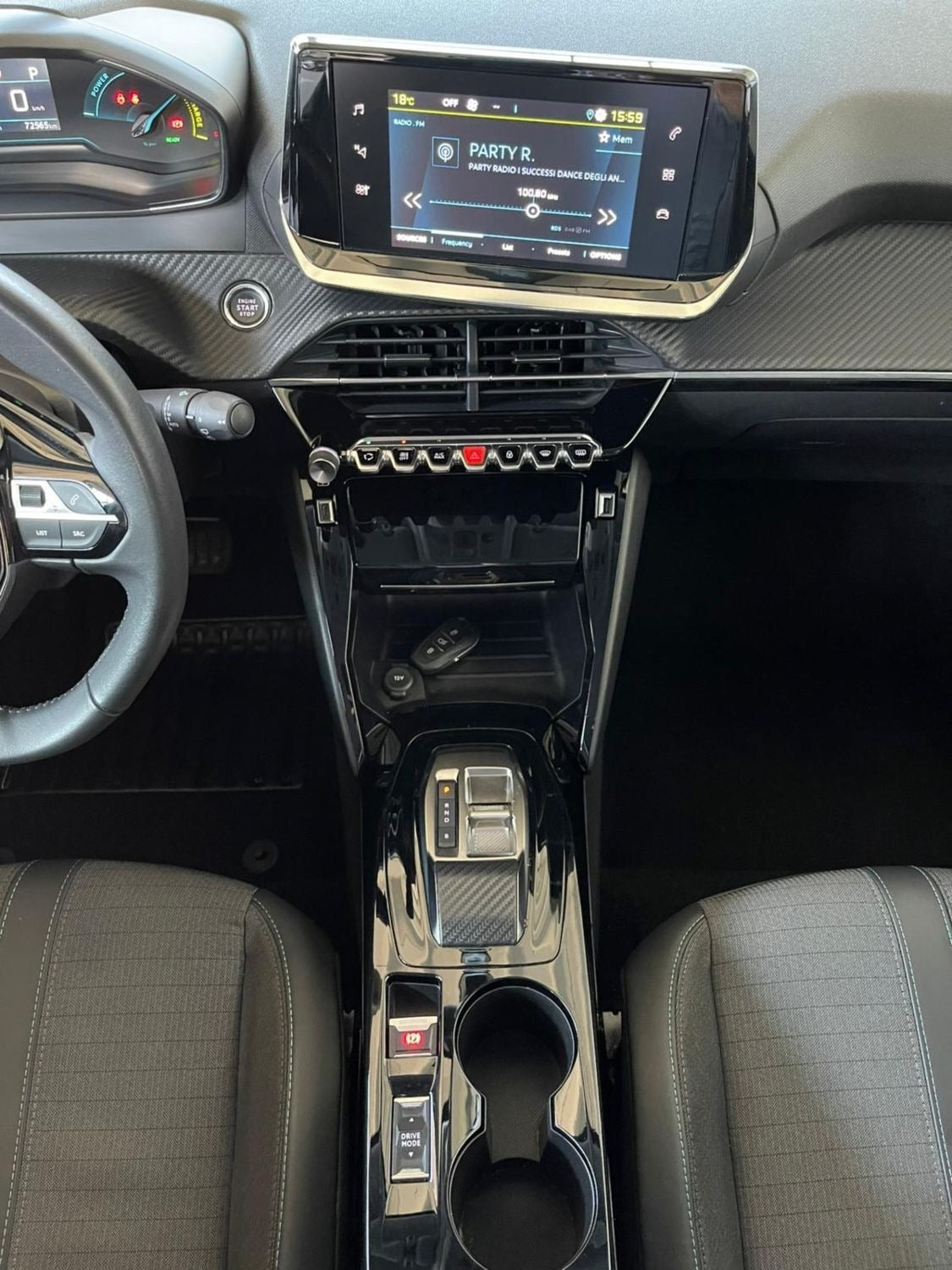 Blå Peugeot e-208 fra 2023