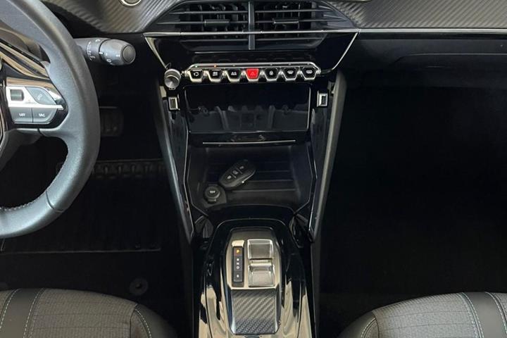 Blå Peugeot e-208 fra 2023