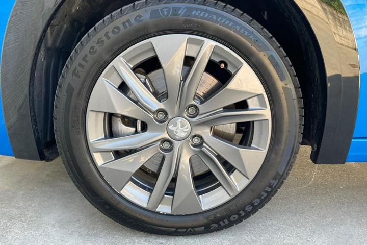 Blå Peugeot e-208 fra 2023