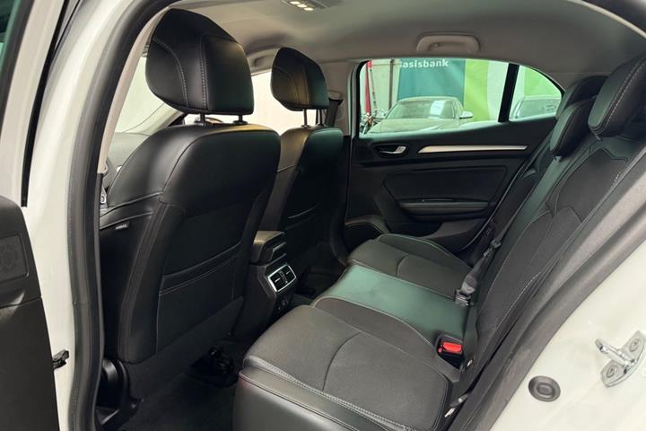 Hvid Renault Megane IV fra 2021