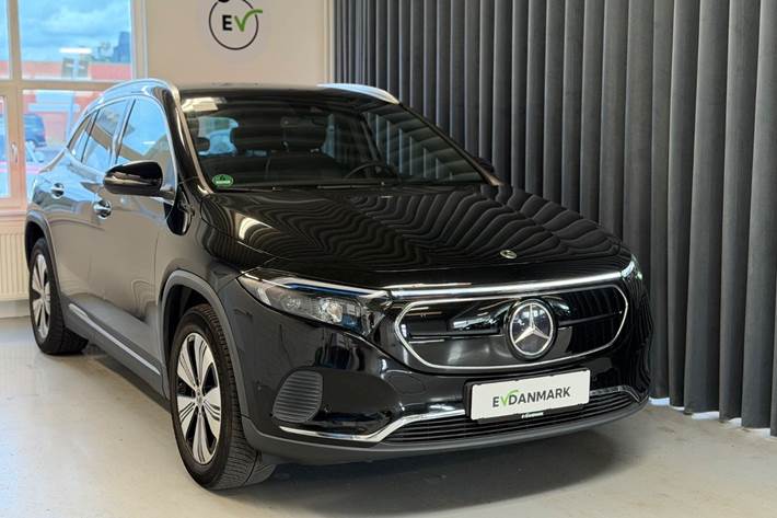 Sort Mercedes EQA250 fra 2022 set udefra