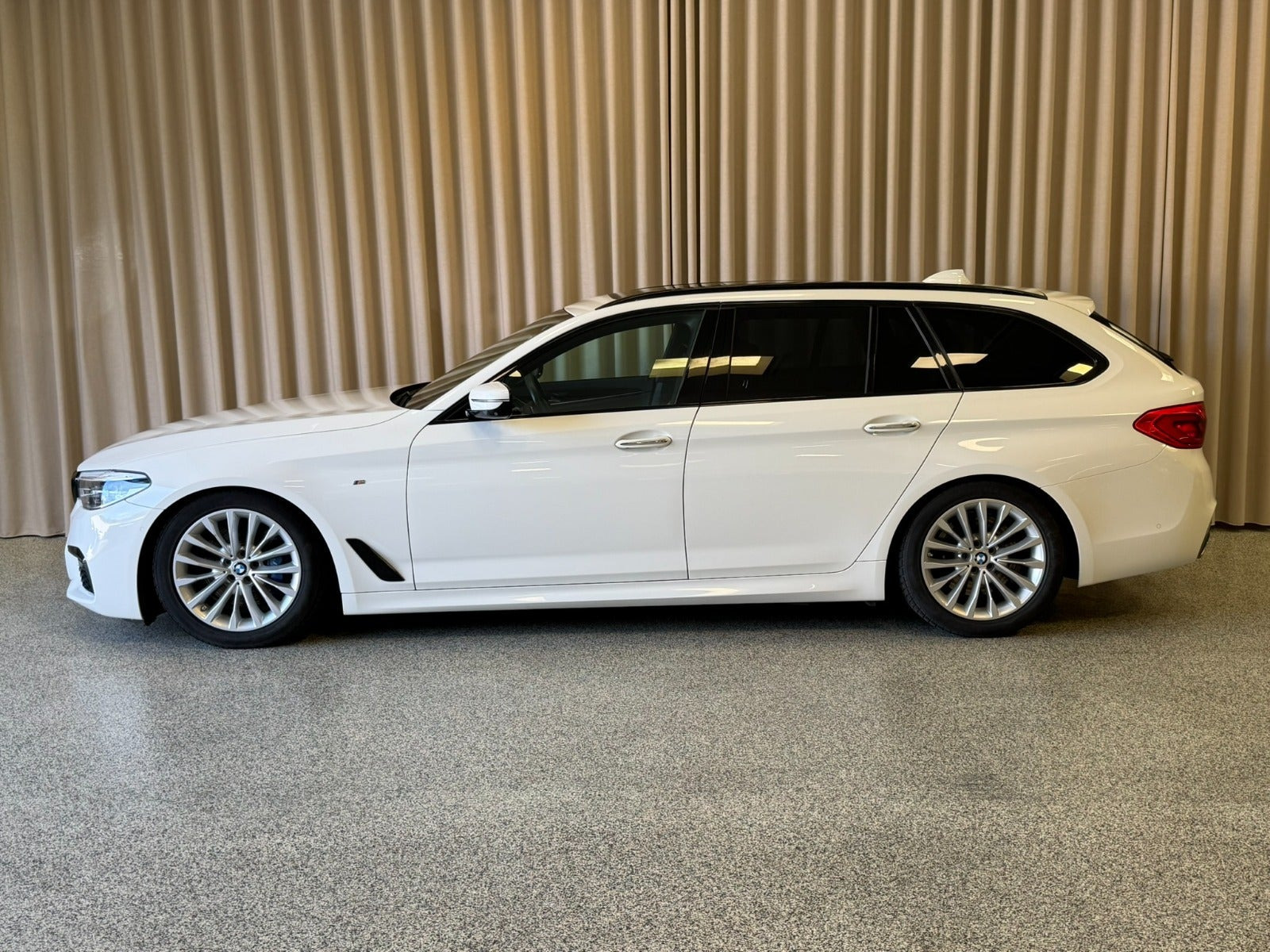Hvid BMW 530d fra 2018