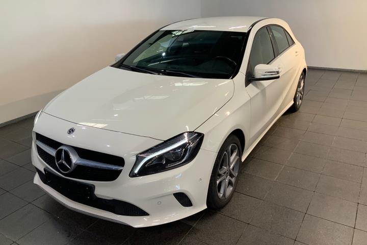 Hvid Mercedes A200 d fra 2017 set udefra