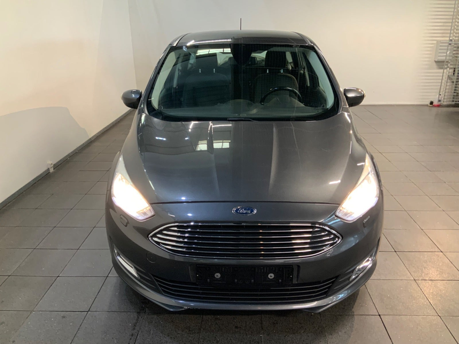 Grå Ford C-MAX fra 2018