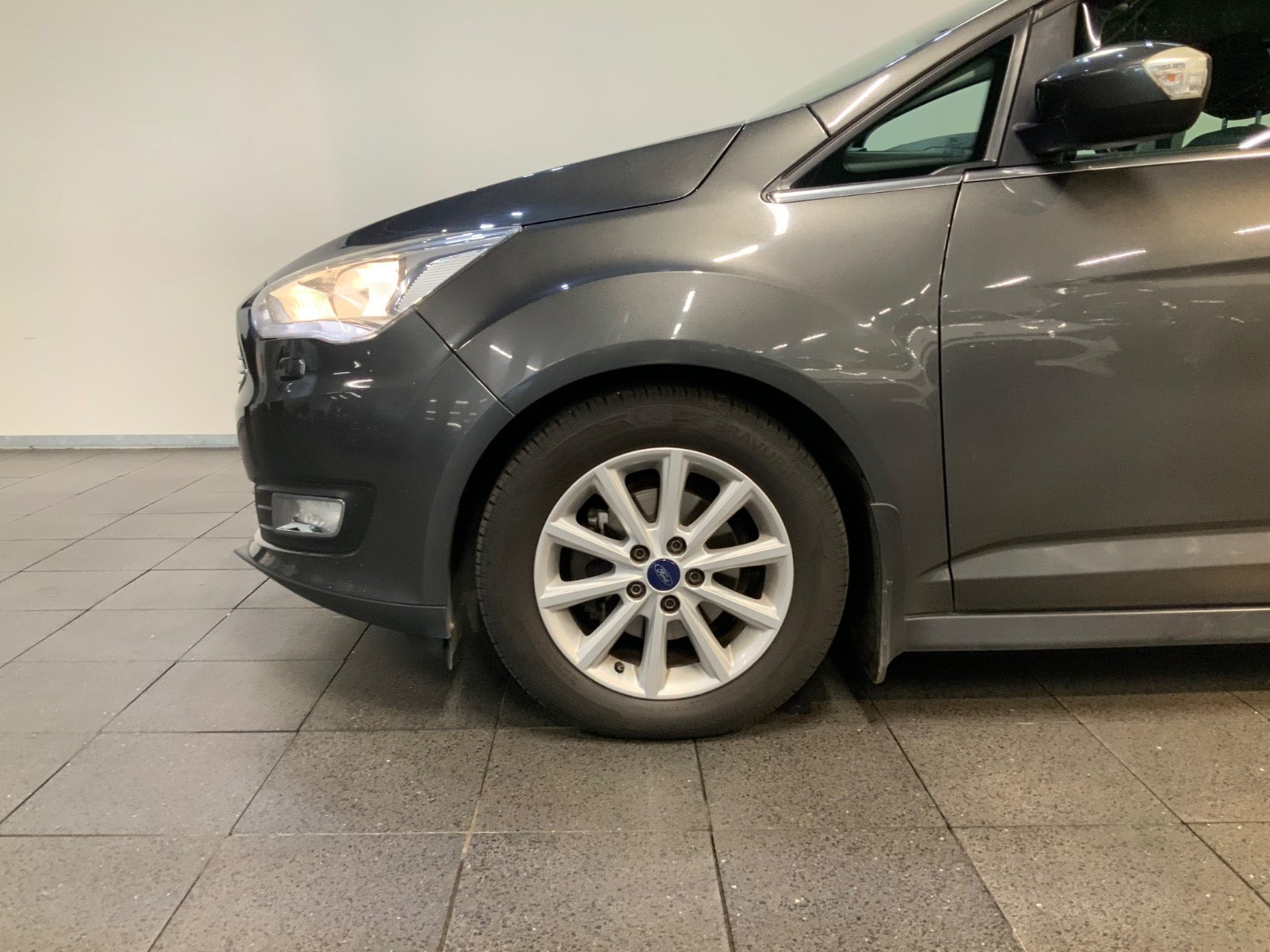 Grå Ford C-MAX fra 2018