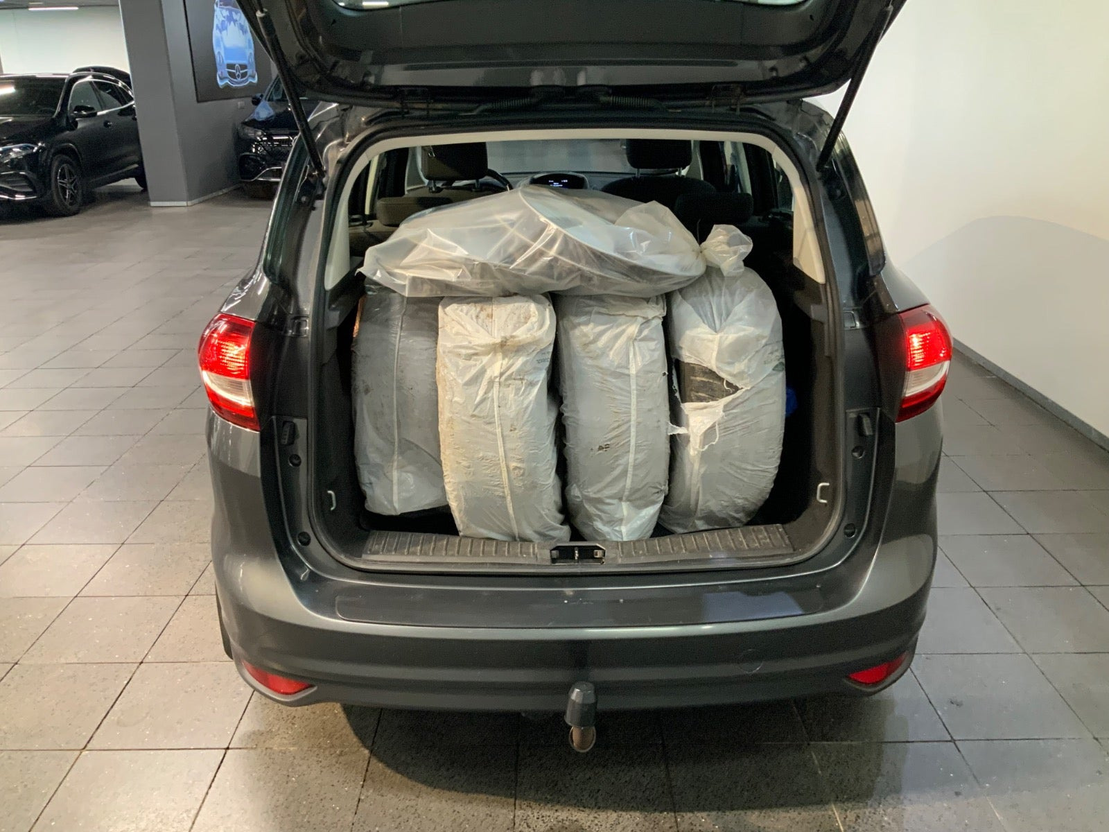 Grå Ford C-MAX fra 2018