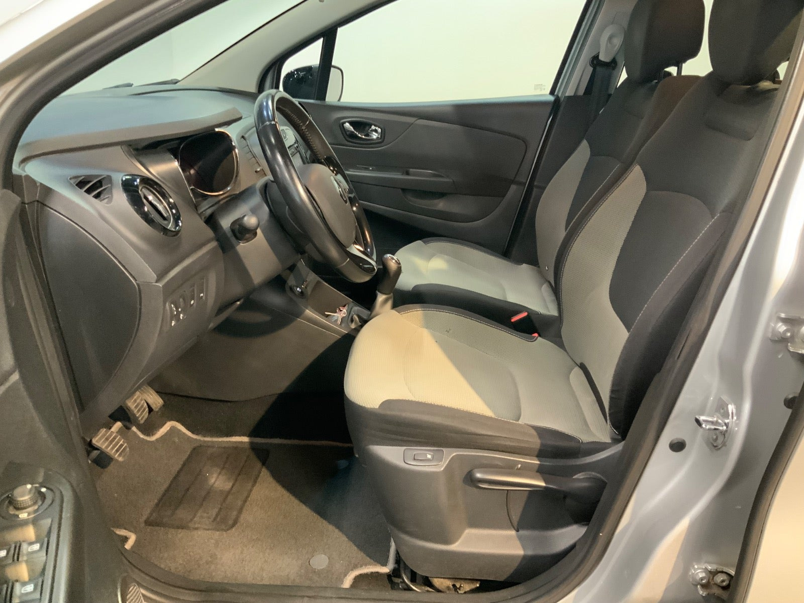 Sølv Renault Captur fra 2016