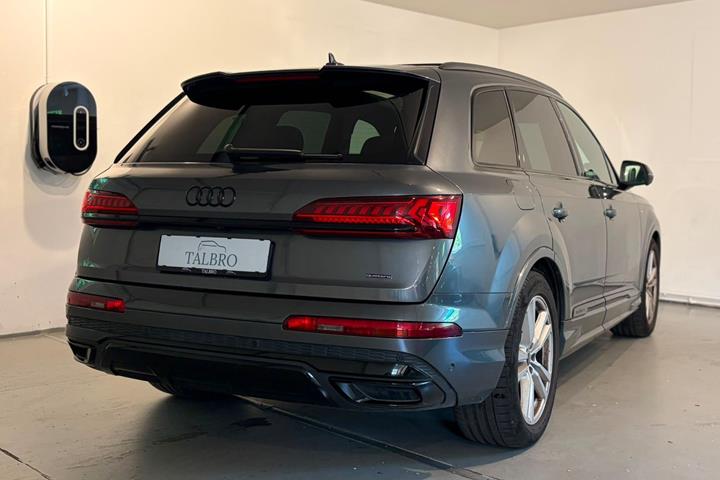 Grå Audi Q7 fra 2023