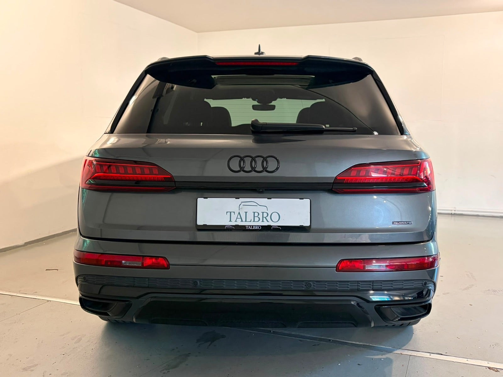 Grå Audi Q7 fra 2023