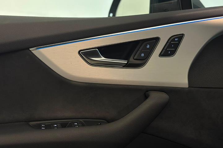 Grå Audi Q7 fra 2023