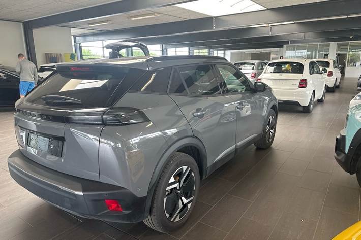 Grå Peugeot e-2008 fra 2025