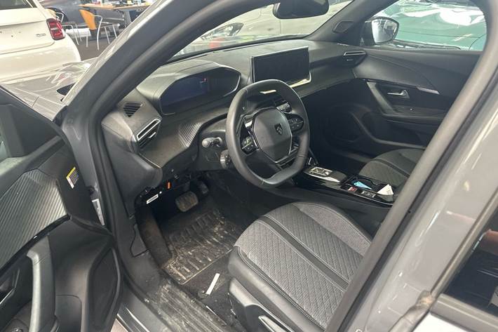 Grå Peugeot e-2008 fra 2025
