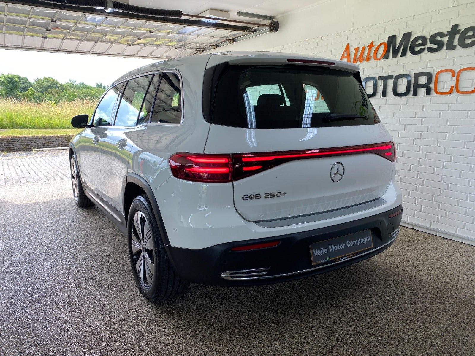 Hvid Mercedes EQB250+ fra 2025