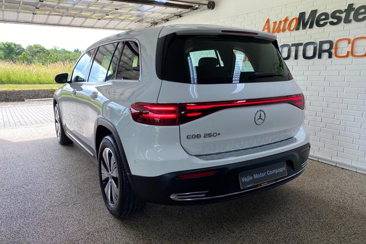 Hvid Mercedes EQB250+ fra 2025