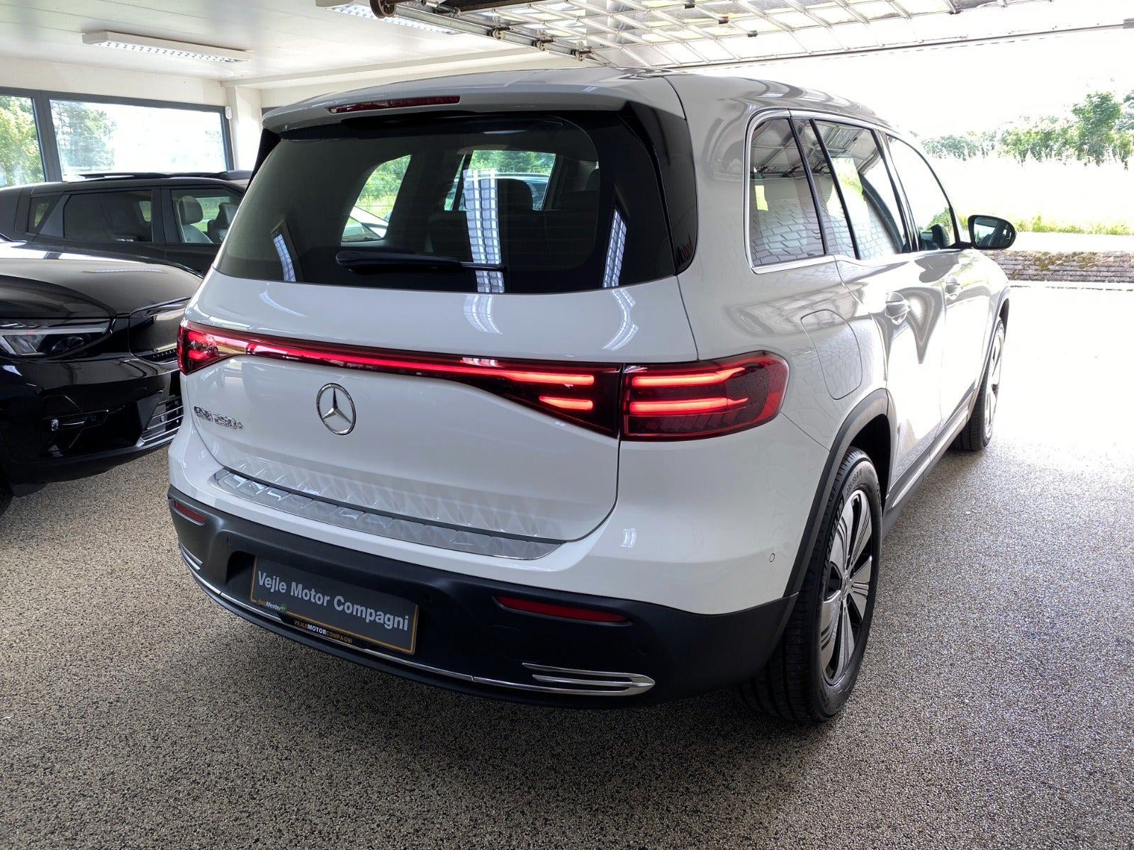 Hvid Mercedes EQB250+ fra 2025