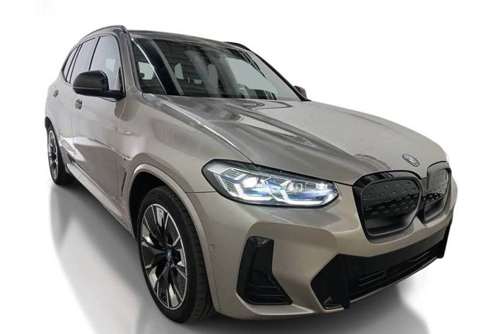 Sølv BMW iX3 fra 2024