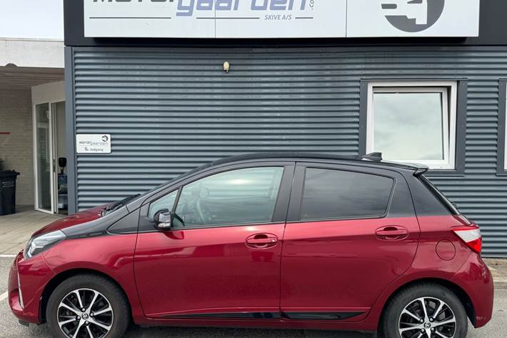 Grå Toyota Yaris fra 2018