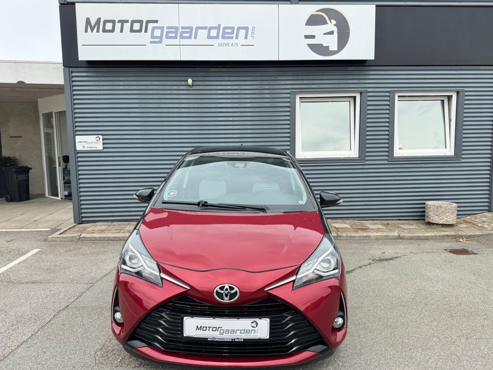 Grå Toyota Yaris fra 2018