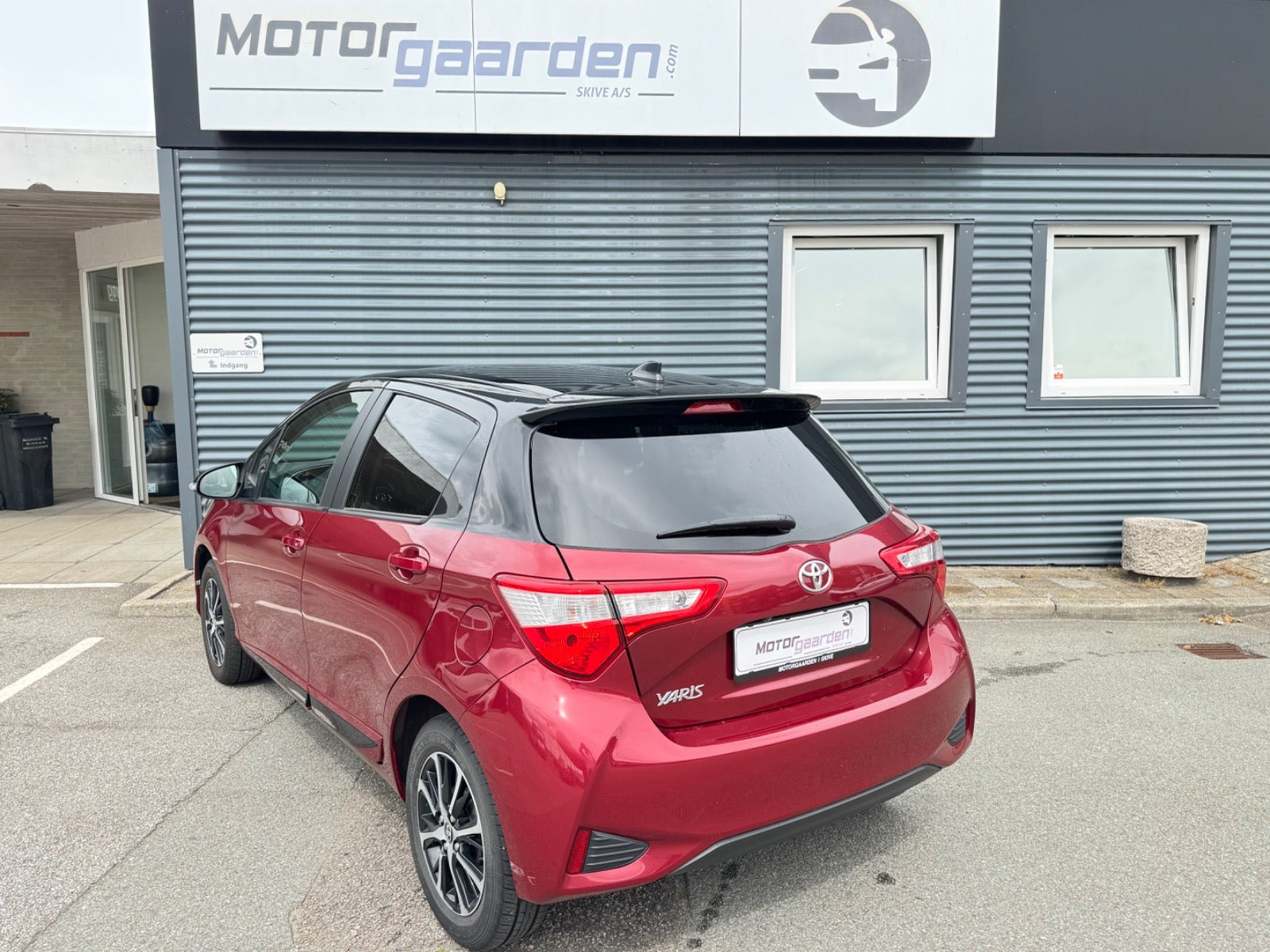 Grå Toyota Yaris fra 2018