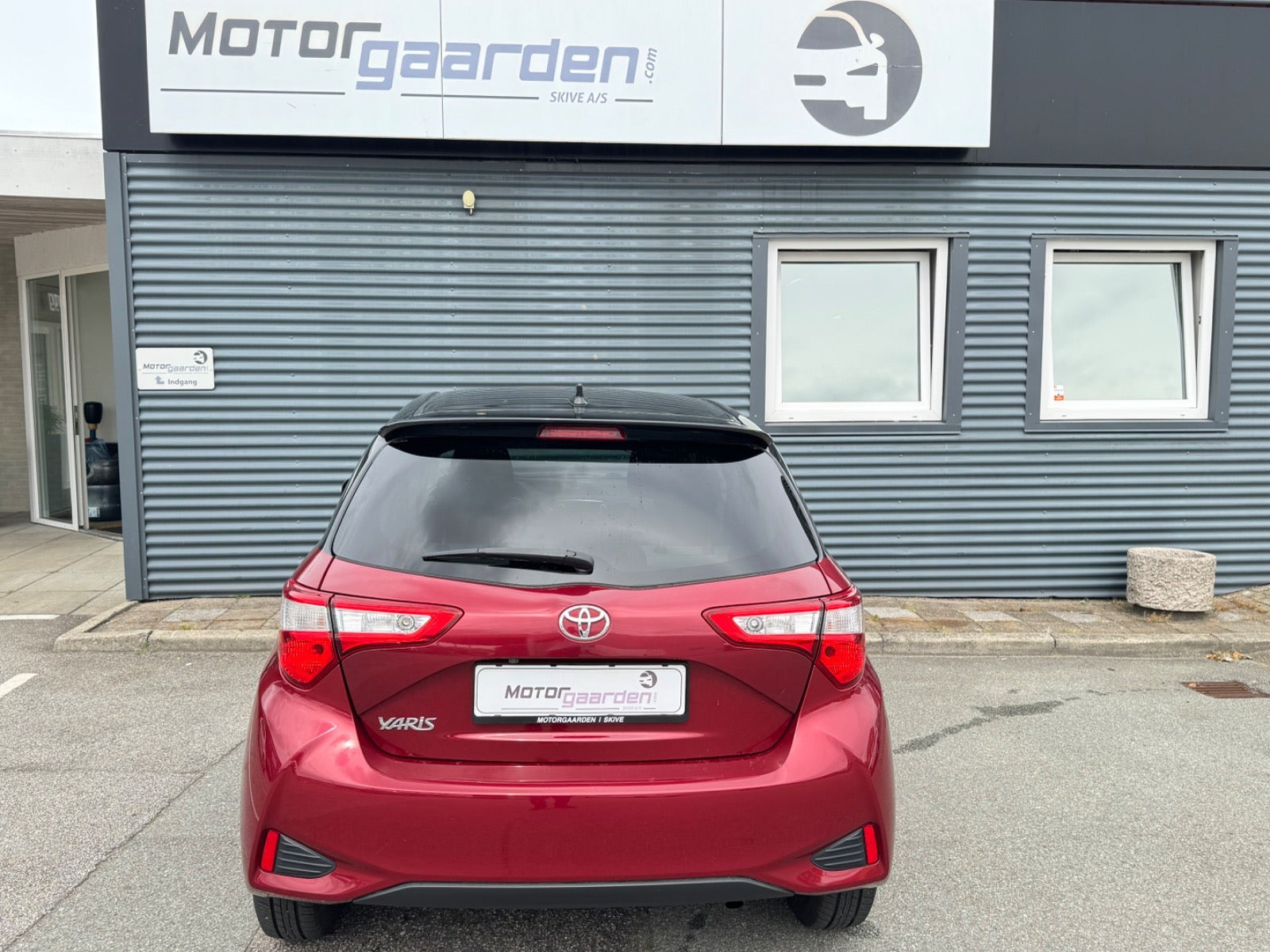 Grå Toyota Yaris fra 2018