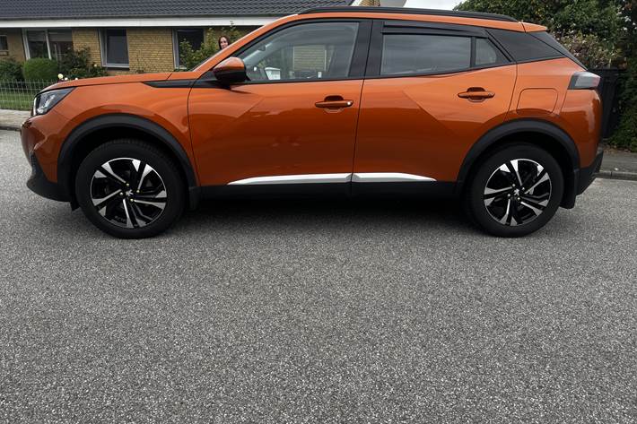 Orange Peugeot 2008 fra 2020