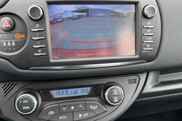 Grå Toyota Yaris fra 2018