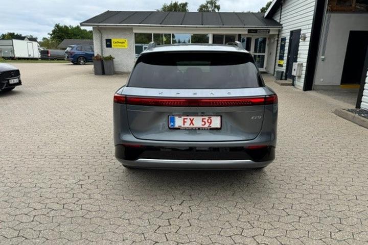 Grå Xpeng G9 fra 2023