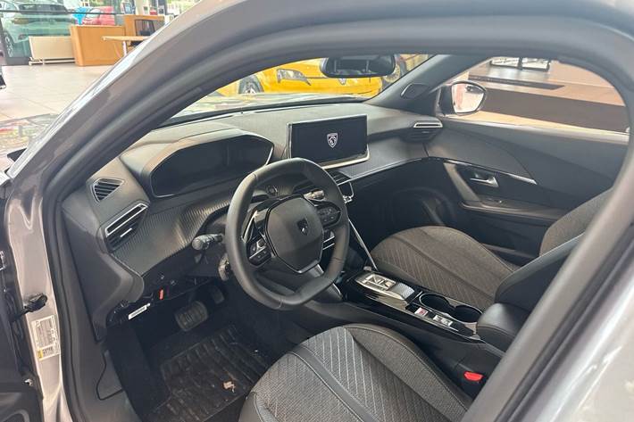 Grå Peugeot e-2008 fra 2025