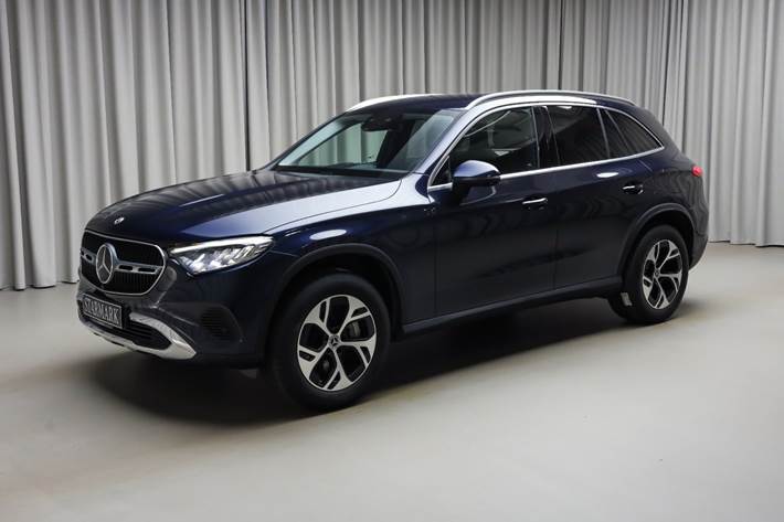 Blå Mercedes GLC300 e fra 2023