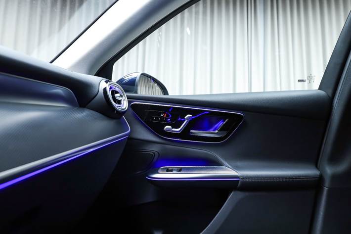 Blå Mercedes GLC300 e fra 2023
