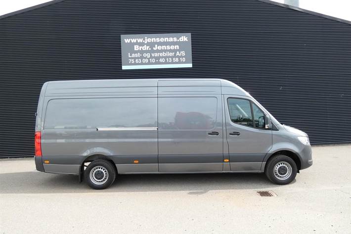 Grå Mercedes Sprinter 317 fra 2025