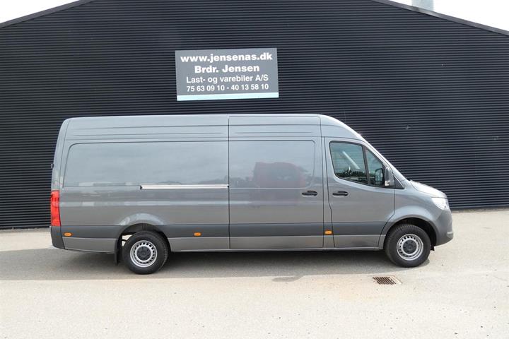 Grå Mercedes Sprinter 317 fra 2025