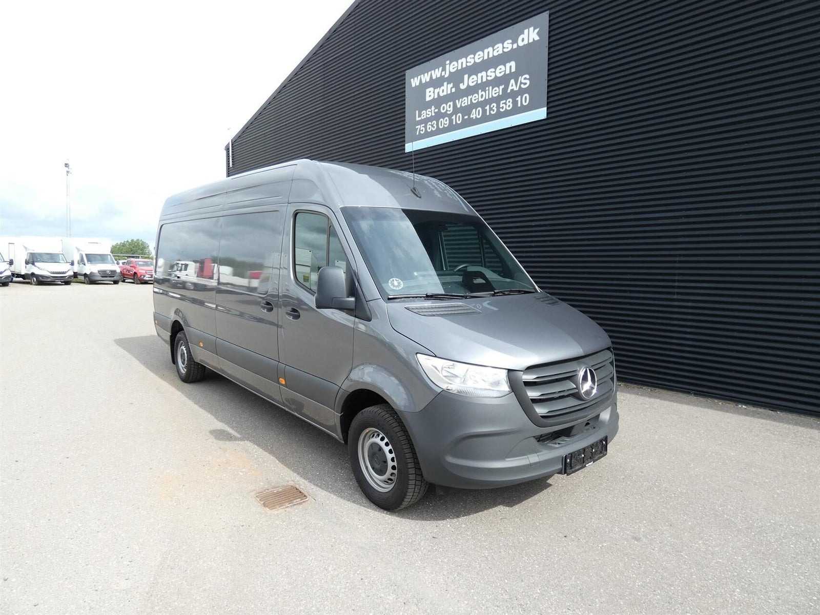 Grå Mercedes Sprinter 317 fra 2025