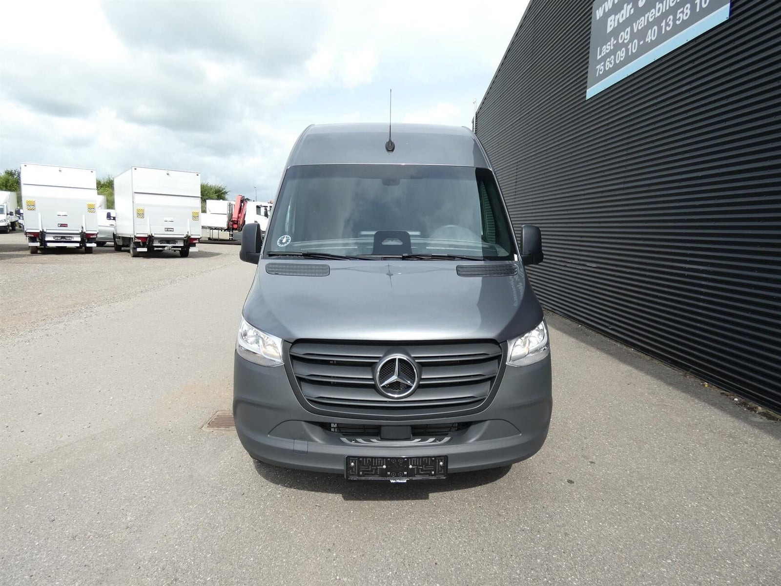 Grå Mercedes Sprinter 317 fra 2025