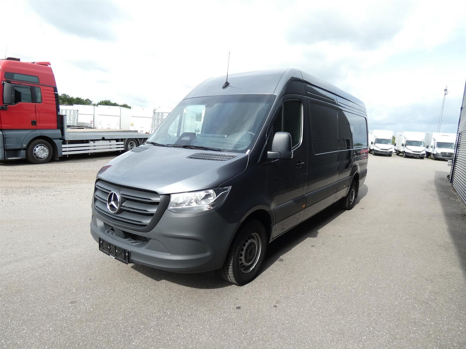 Grå Mercedes Sprinter 317 fra 2025