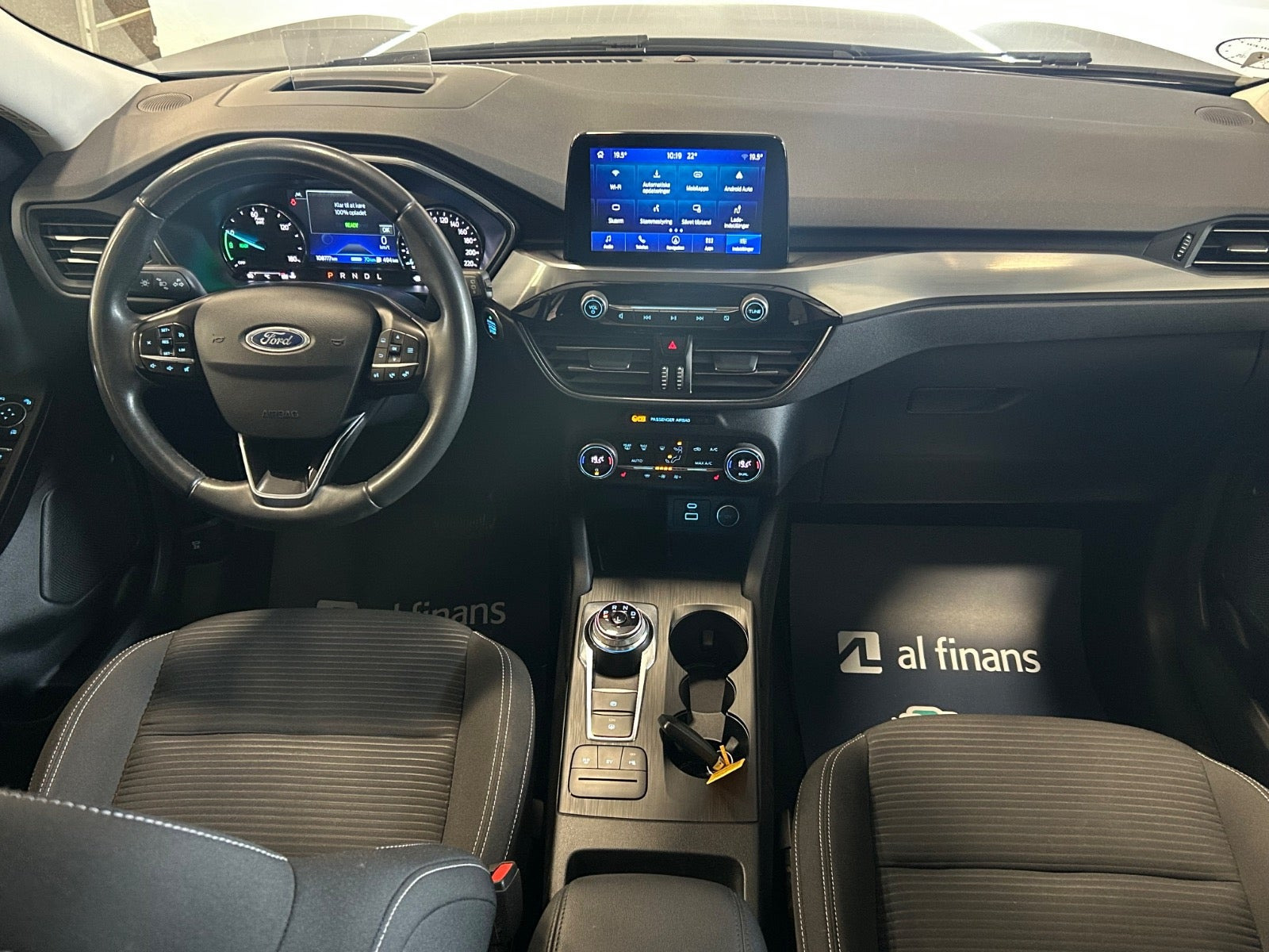 Blå Ford Kuga fra 2021