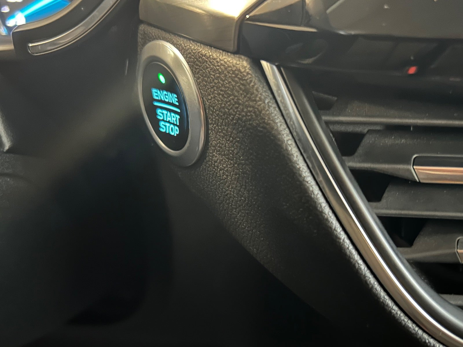 Blå Ford Kuga fra 2021