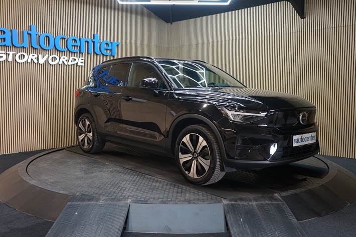 Sort Volvo XC40 fra 2023 set udefra